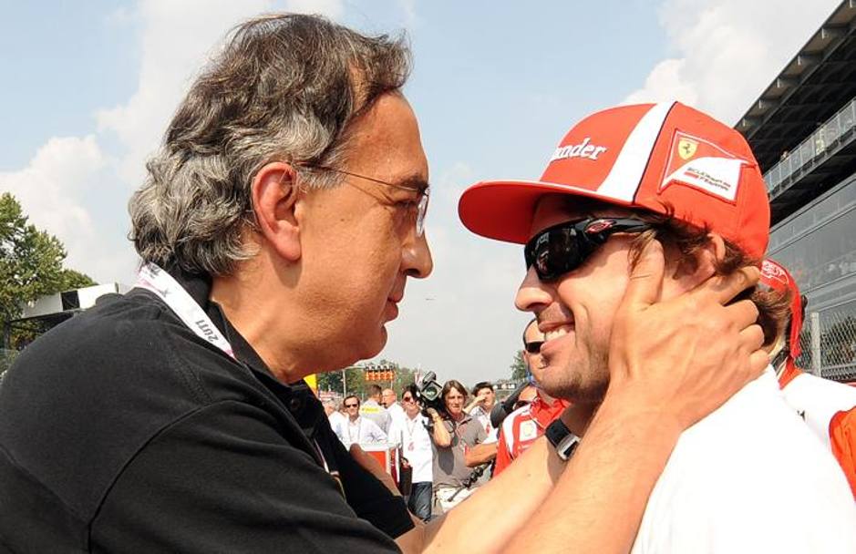 L&#39;abbraccio paterno di Marchionne all&#39;allora pilota del Cavallino Fernando Alonso, settembre 2011. Ansa